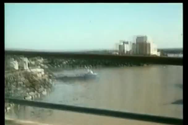 Köprüden Sürüş Araba Penceresinden Görüntülemek — Stok video