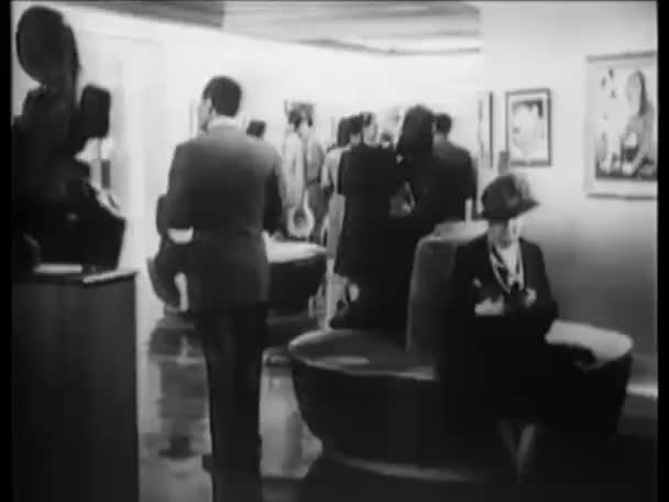 Visitatori Che Guardano Dipinti Nel Museo Arte 1940 — Video Stock