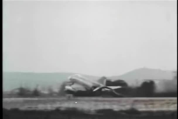 軍の飛行機が滑走路から離陸 — ストック動画