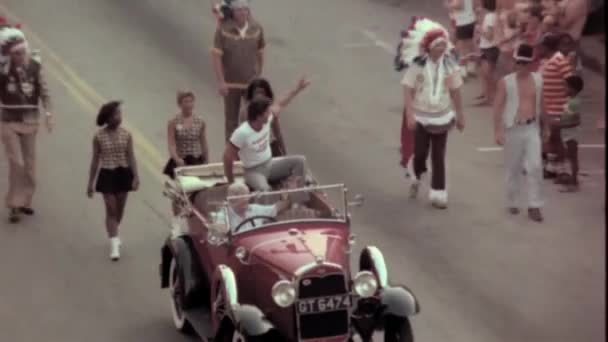 Άνδρες Vintage Αυτοκίνητο Κουνώντας Προς Τους Θεατές Κατά Διάρκεια Της — Αρχείο Βίντεο