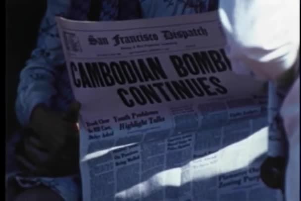 ケーブルカーで新聞を読んでいる人のミディアム ショット — ストック動画