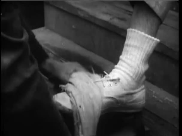 人の靴を磨き 靴下に折り畳まれたノートを挿入する人のクローズアップ — ストック動画