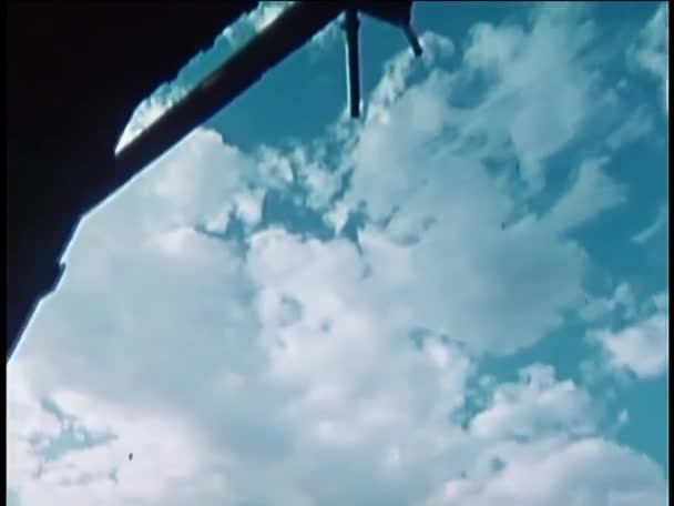 Gökyüzü Ahır Çatı Düşük Açılı Çekim — Stok video