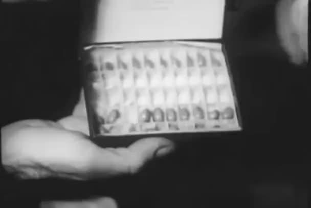 Primer Plano Del Hombre Que Quita Píldora Caja 1950 — Vídeo de stock