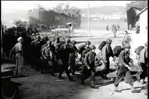 Des Soldats Débarquent Dans Une Ville Déchirée Par Guerre — Video