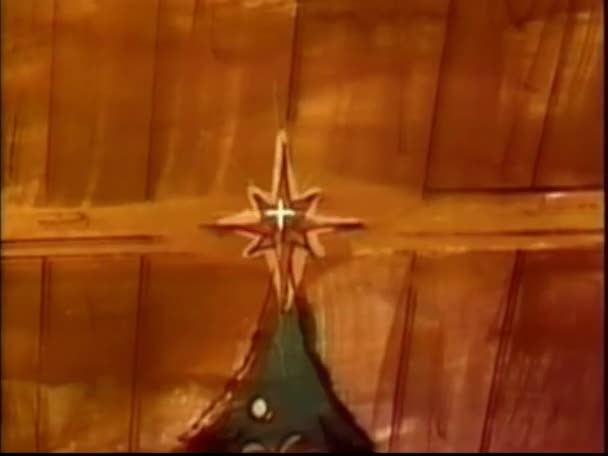 Наклоните Снимок Рождественской Елки Светящейся Подарками Дома — стоковое видео