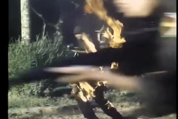 バックグラウンドで地面に落ちる火災の兵士 — ストック動画