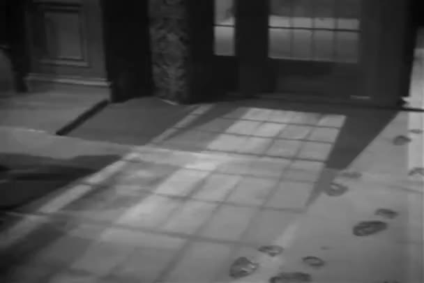 Punto Vista Plano Huellas Que Conducen Balcón Década 1940 — Vídeos de Stock