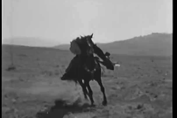 Koboi Yang Terluka Merosot Pada Kuda Yang Bergerak — Stok Video