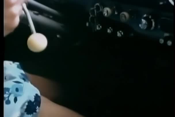 中型車の点火のキーを回す手のショット — ストック動画