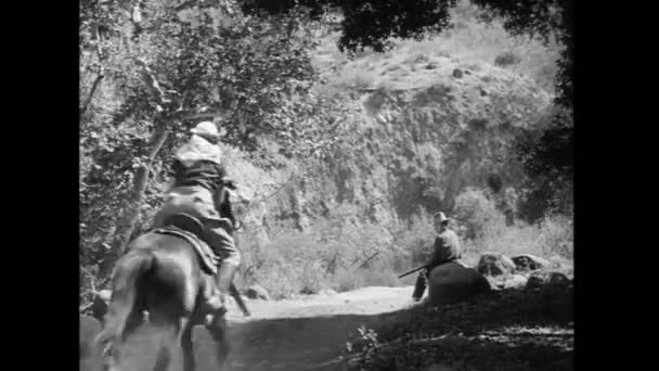 Cowgirl Binicilik Nöbetçi Geçmiş Toprak Yol Üzerinde Arkadan Görünüş — Stok video