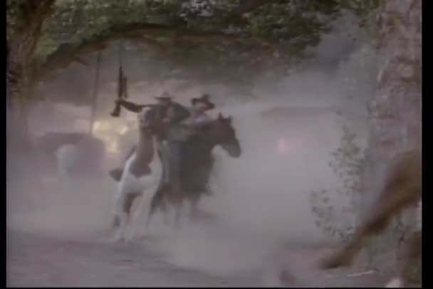 Banditi Cavallo Lasciando Villaggio Fiamme — Video Stock