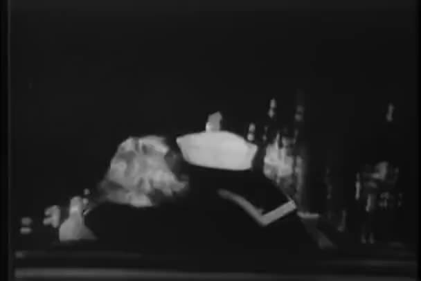 夜のカップル乗馬ジェット コースターの背面図 — ストック動画