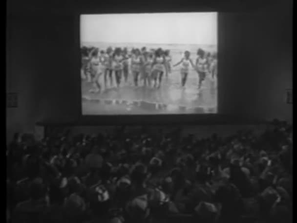 Seyircilerin 1940 Larda Tiyatroda Güzellik Yarışması Filmi Izlemesi — Stok video