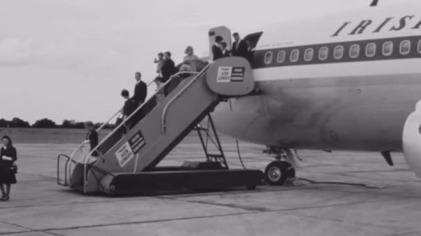 Широкий Диапазон Высадки Пассажиров Самолета — стоковое видео