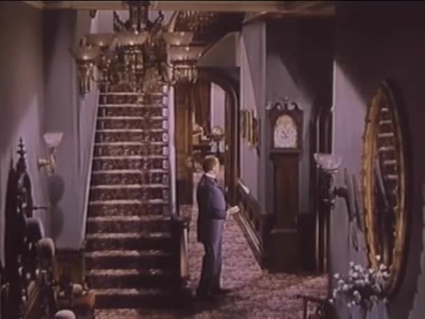 Високий Кут Зору Людини Регулює Час Годиннику Вдома 1940 — стокове відео