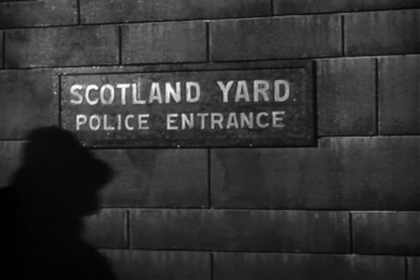 1940 スコットランド ヤード入り口で歩いて警官 — ストック動画