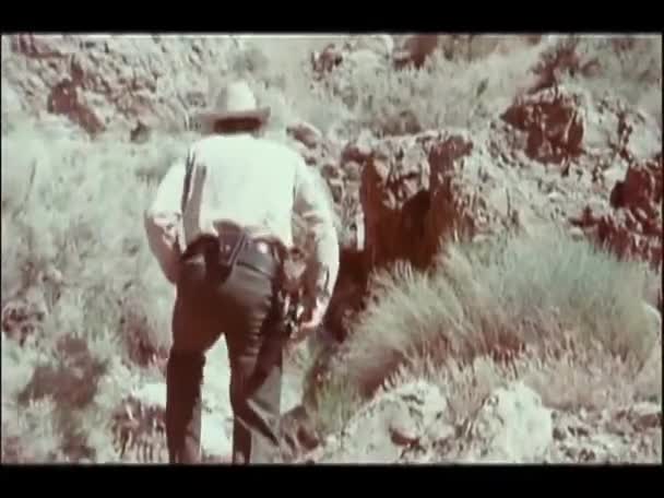 Задний План Депутата Рисовавшего Пушку Скалистом Холме Пустыни 1970 Годы — стоковое видео