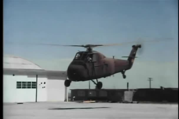 Wojskowy Helikopter Lądowiskiem Dla Helikopterów — Wideo stockowe