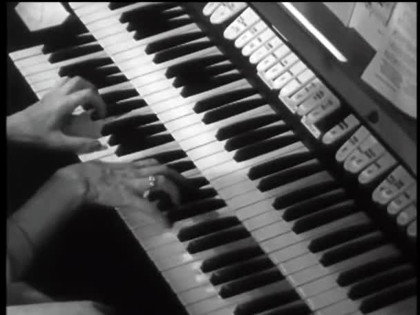 1960 年代の教会でパイプ オルガンを演奏する女性のハイアングル — ストック動画