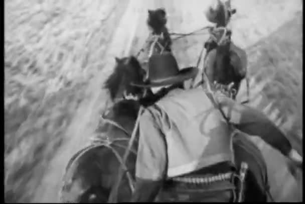 Ковбой Карабкается Скачущих Лошадях Тянет Карету 1930 — стоковое видео