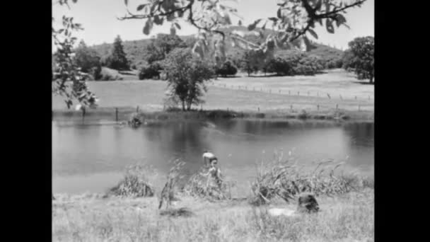 Широкий Снимок Пары Плавающей Пруду 1940 Годы — стоковое видео