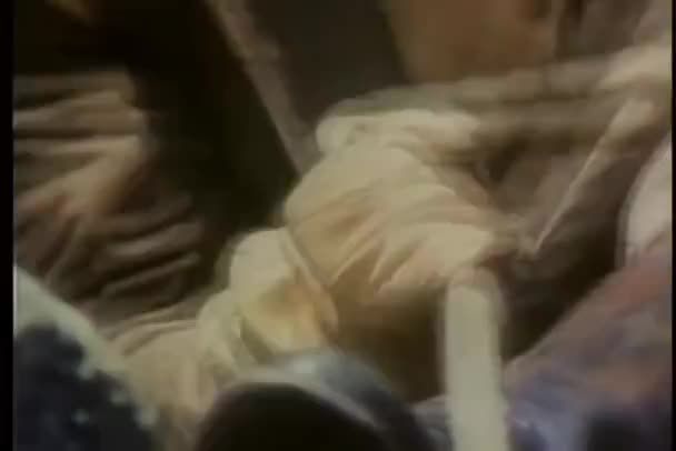 Κοντινό Πλάνο Των Χεριών Του Ανθρώπου Δένοντας Σχοινί Γύρω Από — Αρχείο Βίντεο