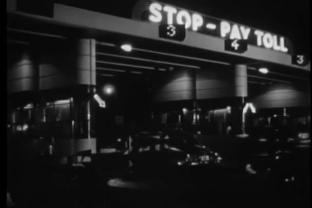 Ampla Foto Carros Passando Pela Cabine Pedágio Noite 1950 — Vídeo de Stock