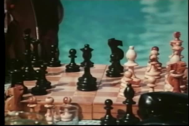 Средний Снимок Мужчины Женщины Играющих Шахматы — стоковое видео