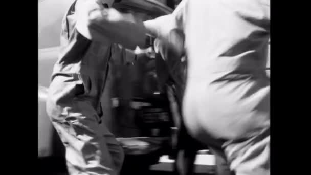 Brinks Kamyonlarından Birine Değer Çekerek Soyguncular Heist 1950 Lerde — Stok video
