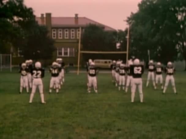 Przednie Boczne Widok Drużyny Futbolowej Szkoły Przygotowanie Gry 1980 Roku — Wideo stockowe