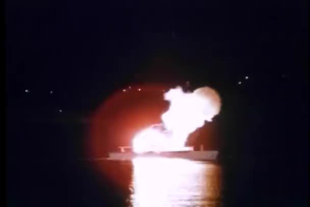 Grande Tiro Iate Explodindo Noite Porto — Vídeo de Stock