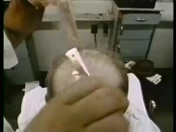 Парикмахерская Расчесывание Волос Клиента Салоне — стоковое видео