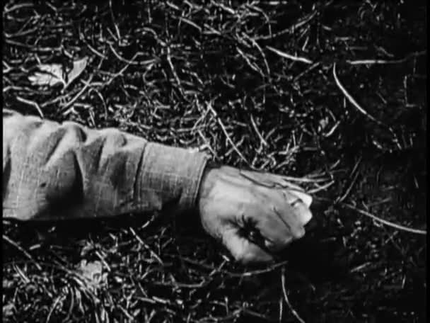 Ölen Adamın 1940 Larda Çimen Sıkı Bir Portre — Stok video