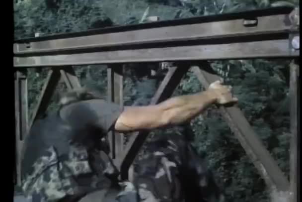 Voják Skákání Mostu Když Vybouchne — Stock video