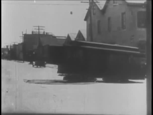 Zwei Männer Drehen Seilbahn Auf Stadtstraße 1920Er Jahre — Stockvideo