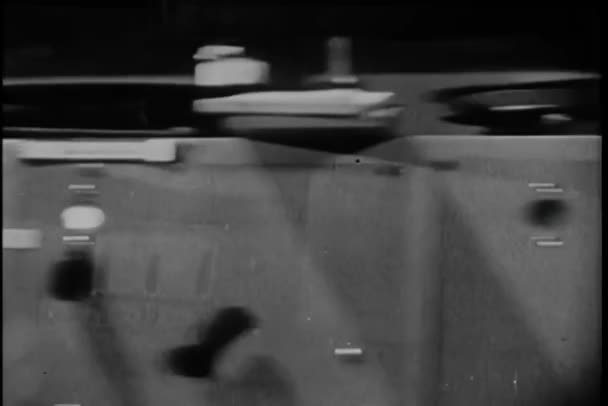 Montaje Del Hombre Operando Jukebox 1940 — Vídeos de Stock