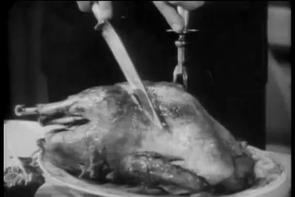 Μεγέθυνση Της Χέρια Κοπή Κοτόπουλο Μαχαίρι Και Πιρούνι Σκάλισμα — Αρχείο Βίντεο