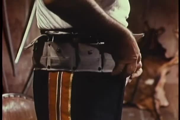 Colpo Medio Uomo Che Indossa Cintura Militare — Video Stock