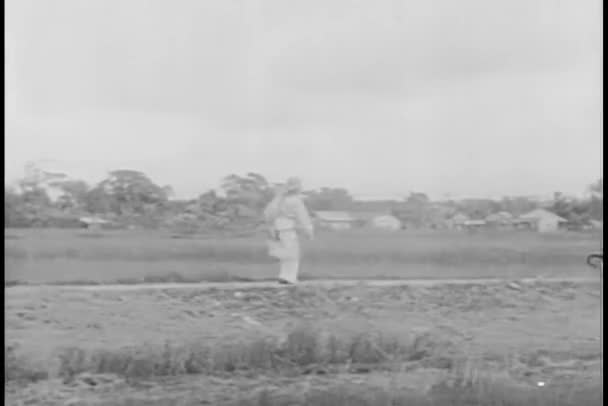 Vintage Video Hombre Persiguiendo Mono — Vídeo de stock