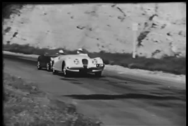 Samochody Wyprzedzania Siebie Podczas Wyścigu Drogowego — Wideo stockowe