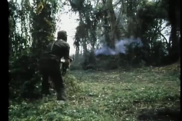 森の中でお互いに発射の兵士 — ストック動画