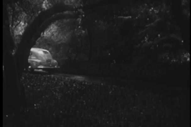 Autó Vezetési Fel Esőben Ház 1940 Években — Stock videók
