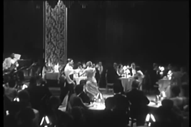 Люди Спостерігають Пара Танцює Танго Нічному Клубі — стокове відео
