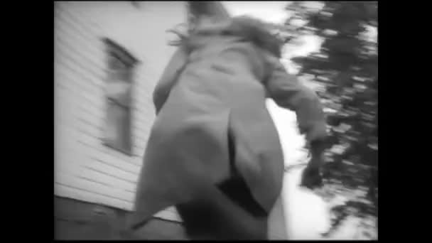 Nízký Úhel Záběru Ženy Běží Farm House Roce 1960 — Stock video