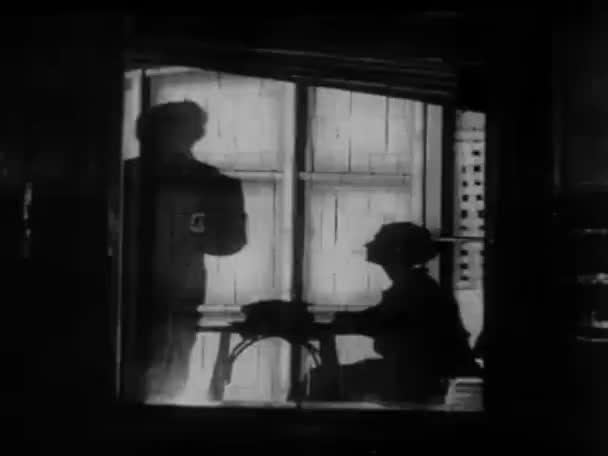 Silhuett Man Läser Bok För Kvinna 1930 Talet — Stockvideo