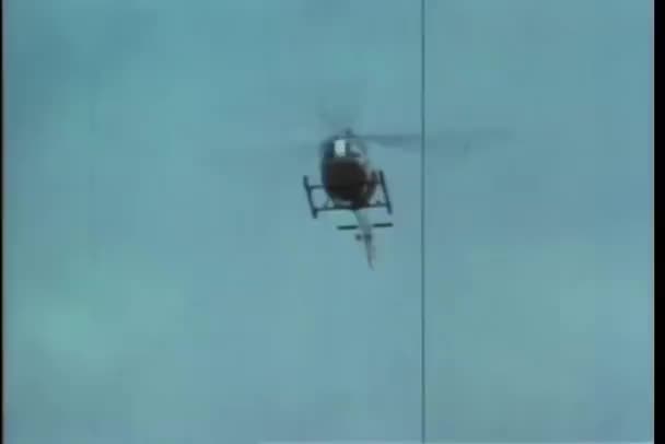 Χαμηλή Γωνία Θέα Ελικόπτερο Κατά Την Πτήση — Αρχείο Βίντεο