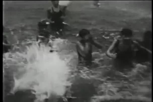 1930 ニューヨーク市の公園で水で遊ぶ子供たち — ストック動画