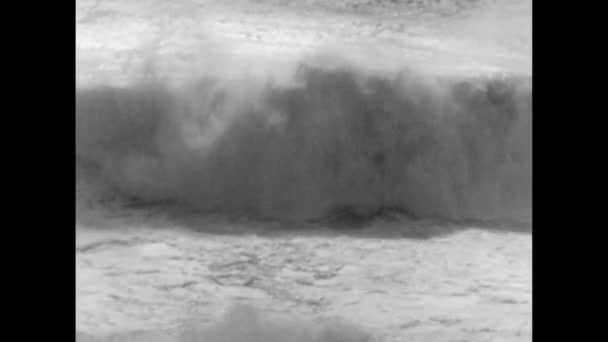 Çalkantılı Deniz Dalgalarda — Stok video