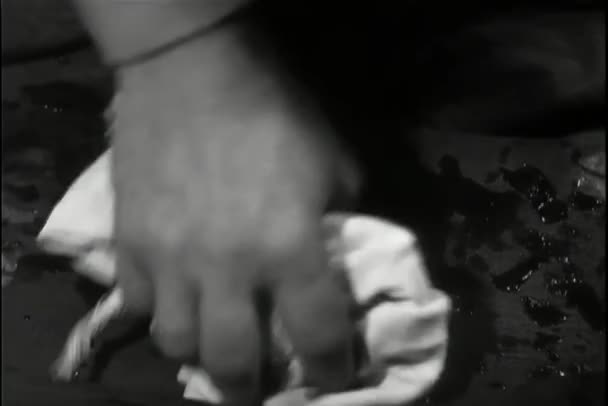 Κινηματογράφηση Πρώτο Πλάνο Άνθρωπο Αποκαλύπτοντας Χρήματα Κρυμμένα Κάτω Από Floorboard — Αρχείο Βίντεο